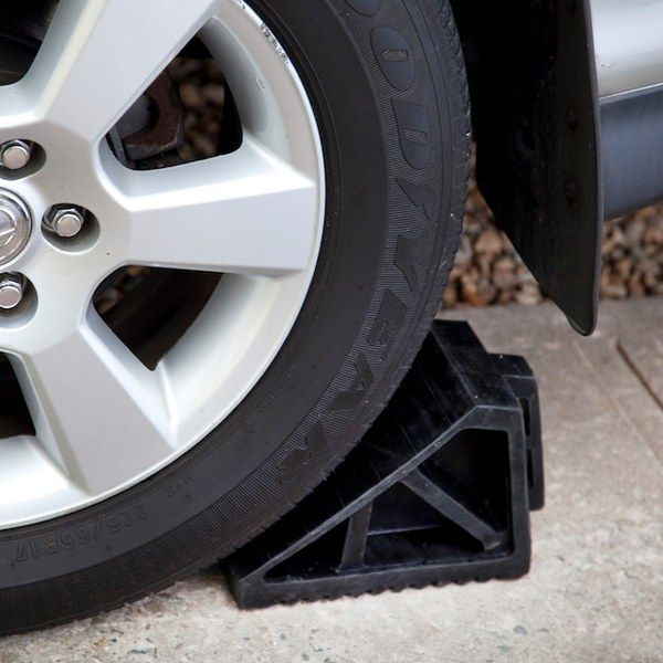 Wheel chocks for light cars